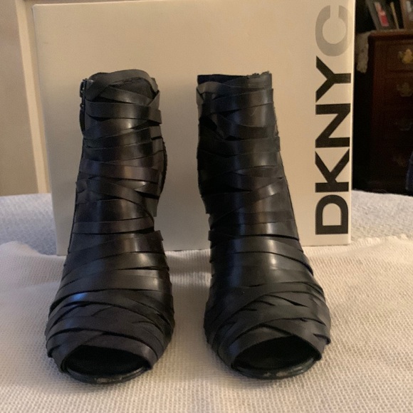 DKNY gently worn leather side zip high heel sandal ankle boot charcoal gray - Picture 2 of 5